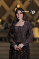 فستان سهرة طويل بتطريز لؤلؤي ولمسات براقة أنيقة