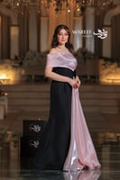 فستان أسود ووردي فاتح بزهرة كبيرة على الخصر