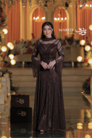 فستان سهرة بني مزخرف بالتطريزات اللامعة