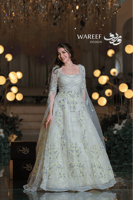 فستان سهرة ليموني مطرّز بلمسات فضية ساحرة وأكتاف ش...