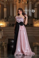 فستان أسود ووردي فاتح بزهرة كبيرة على الخصر