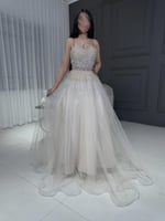 فستان سهرة طويل مزين بفصوص