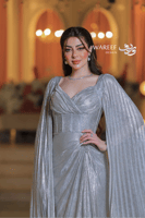 فستان سهرة فضي لامع بأكمام منسدلة وحزام مزخرف