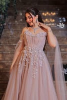 فستان أوف شولدر وردي فاتح بتصميم كورسيه وتطريز مور...