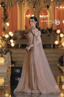 فستان سهرة فاخر بترتر ذهبي وأكمام شفافة مزينة بالو...