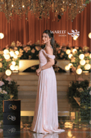 فستان سهرة وردي ناعم بتصميم ملكي وأكتاف منسدلة ولم...