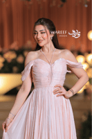 فستان سهرة وردي ناعم بتصميم ملكي وأكتاف منسدلة ولم...