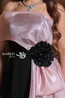 فستان أسود ووردي فاتح بزهرة كبيرة على الخصر