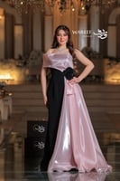 فستان أسود ووردي فاتح بزهرة كبيرة على الخصر