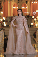 فستان سهرة فاخر بترتر ذهبي وأكمام شفافة مزينة بالو...