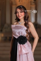 فستان أسود ووردي فاتح بزهرة كبيرة على الخصر