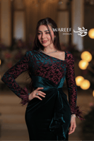 فستان سهرة أخضر زمردي بتصميم مخملي وتفاصيل دانتيل...