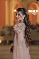 فستان سهرة فاخر بترتر ذهبي وأكمام شفافة مزينة بالو...