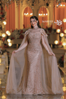 فستان سهرة فاخر بترتر ذهبي وأكمام شفافة مزينة بالو...