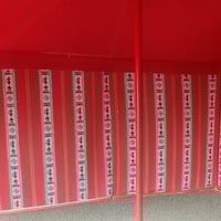 خيمة الوسام, 3 طبقات, مقاس 5×8 ياردة, أبيض مخطط با...