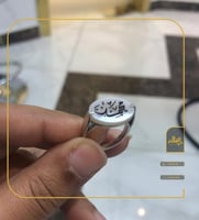 خاتم تفصيل ملكي بالاسم - إطار مثبت للحجر