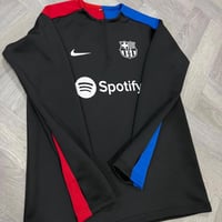 سويتر برشلونة بفتحة إبهام لون اسود