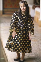 فستان اسود بالاسم وشعار يوم التأسيس