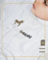 بروش بالاسم مع حصان يلفت الانظار