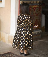 فستان اسود بالاسم وشعار يوم التأسيس