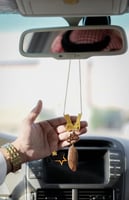 تعليقة سيارة أستودعك الله - الأيادي