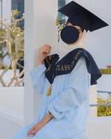 عباية تخرج قماش كريب بالاسم والعبارة مع سنة التخرج...