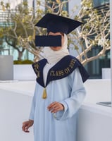 عباية تخرج قماش كريب بالاسم والعبارة مع سنة التخرج...