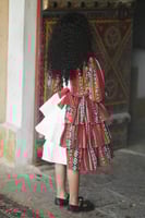 فستان بتطريز السدو احمر مع شعار يوم التأسيس