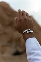 سوارة بالحروف مع رسمة ماسكين يد بعض من اختيارك -مت...