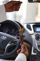 تعليقة سيارة أستودعك الله - الأيادي