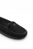 حذاء فلات طبي كاجوال مغلق يزينه حزام جلدي مزود بست...