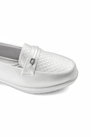 حذاء كعب متوسط طبي انيق ومريح يتوسطه شريط جلدي