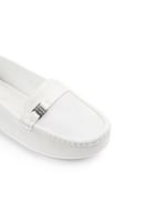 حذاء فلات طبي كاجوال مغلق يزينه حزام جلدي مزود بست...