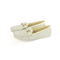 حذاء فلات طبي كاجوال مغلق يتوسطه حزام جلدي مثبت بق...