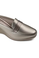 حذاء كعب متوسط طبي مفتوح من الخلف بلمعه يتوسطه شري...