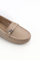 حذاء فلات طبي كاجوال مغلق يزينه حزام جلدي مزود بست...