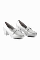 حذاء كعب متوسط طبي انيق ومريح مغلق يتوسطه شريط جلد...