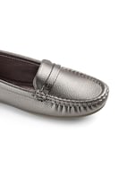 حذاء فلات طبي كاجوال مغلق يتوسطه حزام جلدي رفيع تز...