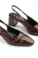 حذاء كلاسيكي بمقدمة مدببة مزين بأحزمة جلدية و كعب...