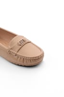 حذاء فلات طبي كاجوال مغلق يزينه حزام جلدي مزود بست...