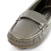 حذاء فلات طبي كاجوال مغلق بلمعة يزينه حزام جلدي رف...