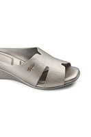 حذاء طبي مفتوح بمقدمة جلدية عريضة تزينها قطعة معدن...