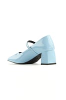 حذاء كلاسيكي مغلق بمقدمة مدببة وإبزيم و كعب سميك