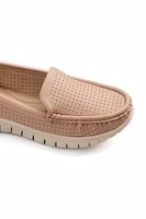 حذاء فلات طبي كاجوال مغلق سادة مزود بفتحات صغيرة