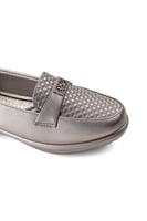 حذاء كعب متوسط طبي انيق ومريح يتوسطه شريط جلدي مزي...