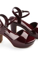 صندل نسائي كلاسيكي بكعب متوسط