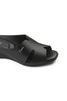 حذاء طبي مفتوح بمقدمة جلدية عريضة تزينها قطعة معدن...