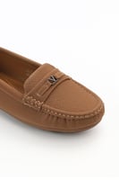 حذاء فلات طبي كاجوال مغلق يزينه حزام جلدي مزود بست...