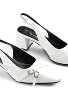 حذاء كلاسيكي بمقدمة مدببة مزين بأحزمة جلدية و كعب...