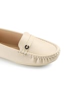 حذاء فلات طبي كاجوال مغلق يتوسطه حزام جلدي رفيع تز...